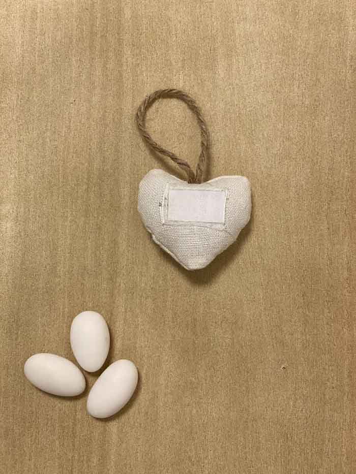 Un cuore in stoffa con cartoncino, la tua firma sulla tua bomboniera solidale Cuore Cartoncino
