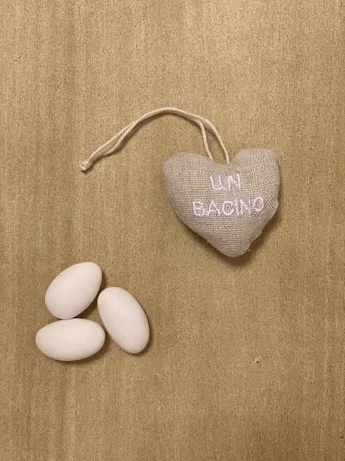 Cuore in stoffa UN BACINO, per impreziosire il tuo sacchettino solidale CUORE UN BACINO