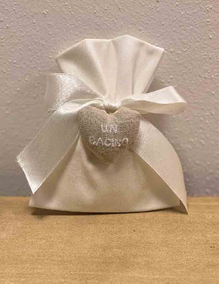Sacchettino solidale bianco cotone con cuore UN BACINO SACCHETTINO BIANCO COTONE con CUORE UN BACINO