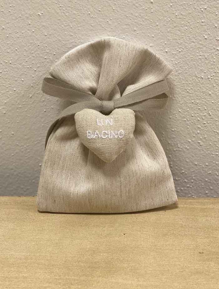 Sacchettino solidale nocciola con cuore UN BACINO SACCHETTINO NOCCIOLA con CUORE UN BACINO